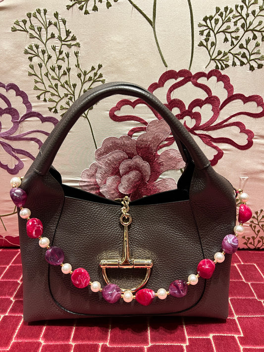 Borsa pelle marrone con tracolla perle e pietre colorate , pochette nera