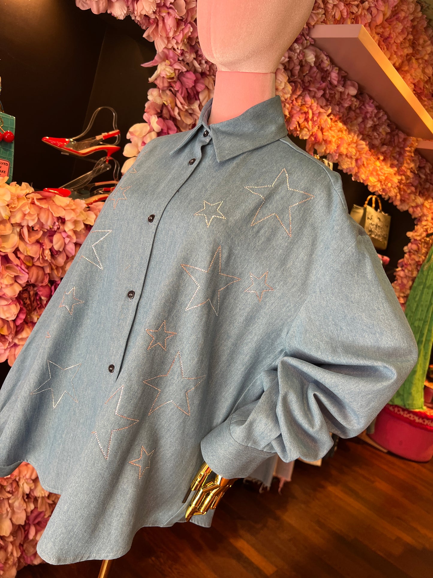 Rossano Perini camicia oversize chambray con decorazioni stelle in cristalli