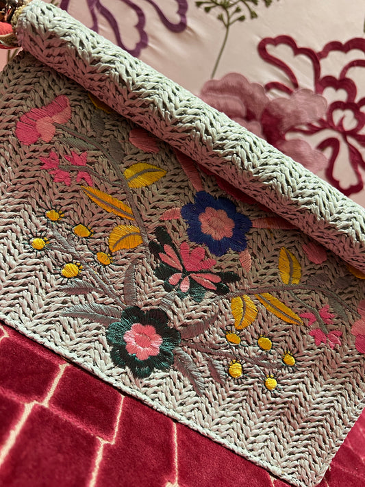 Borsa con tracolla in rafia ed ecopelle, ricami floreali e chiusura magnetica, colore verde acqua