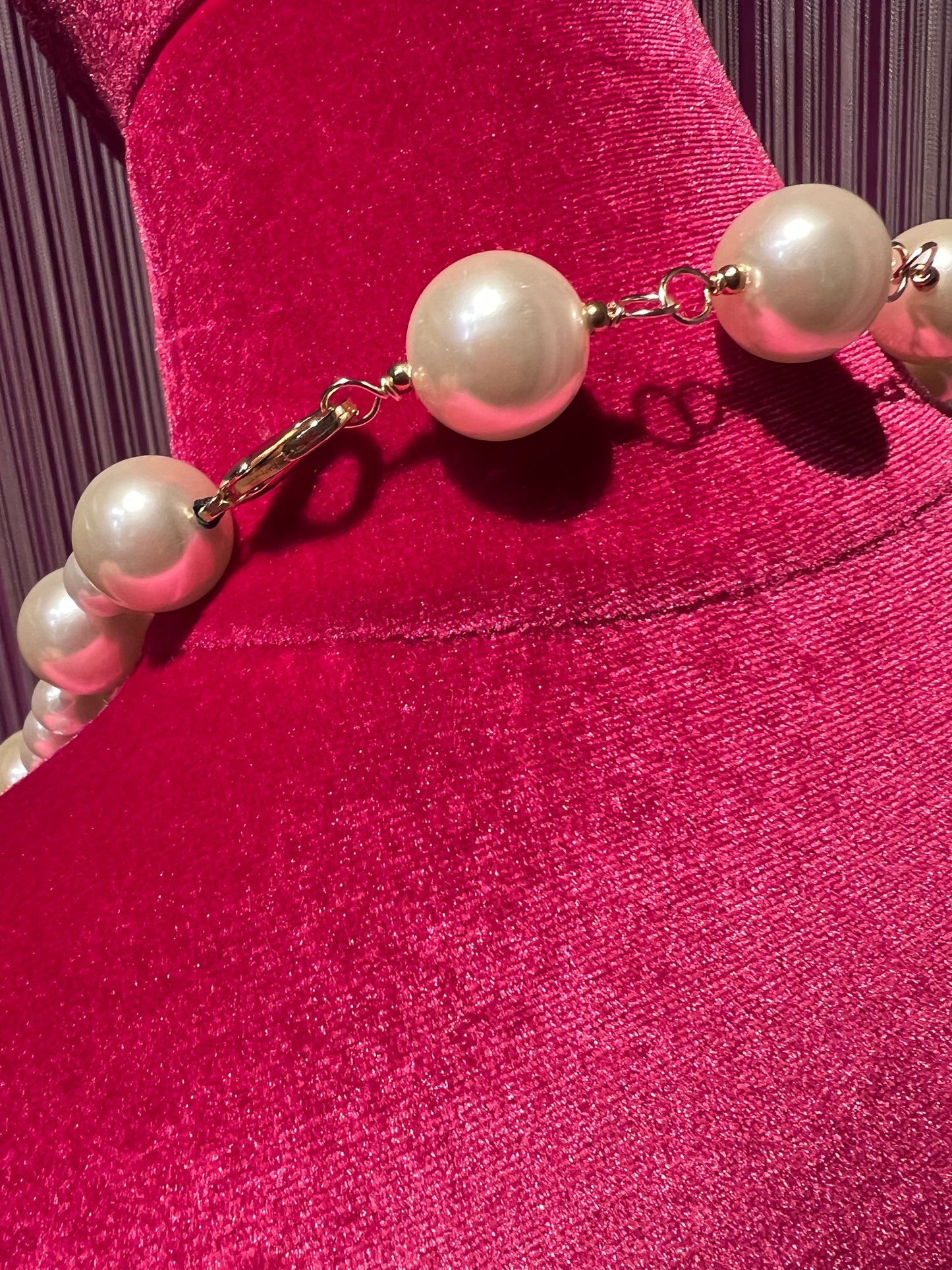 Collana tre fili maxi perle con ciondolo cameo su sfondo nero