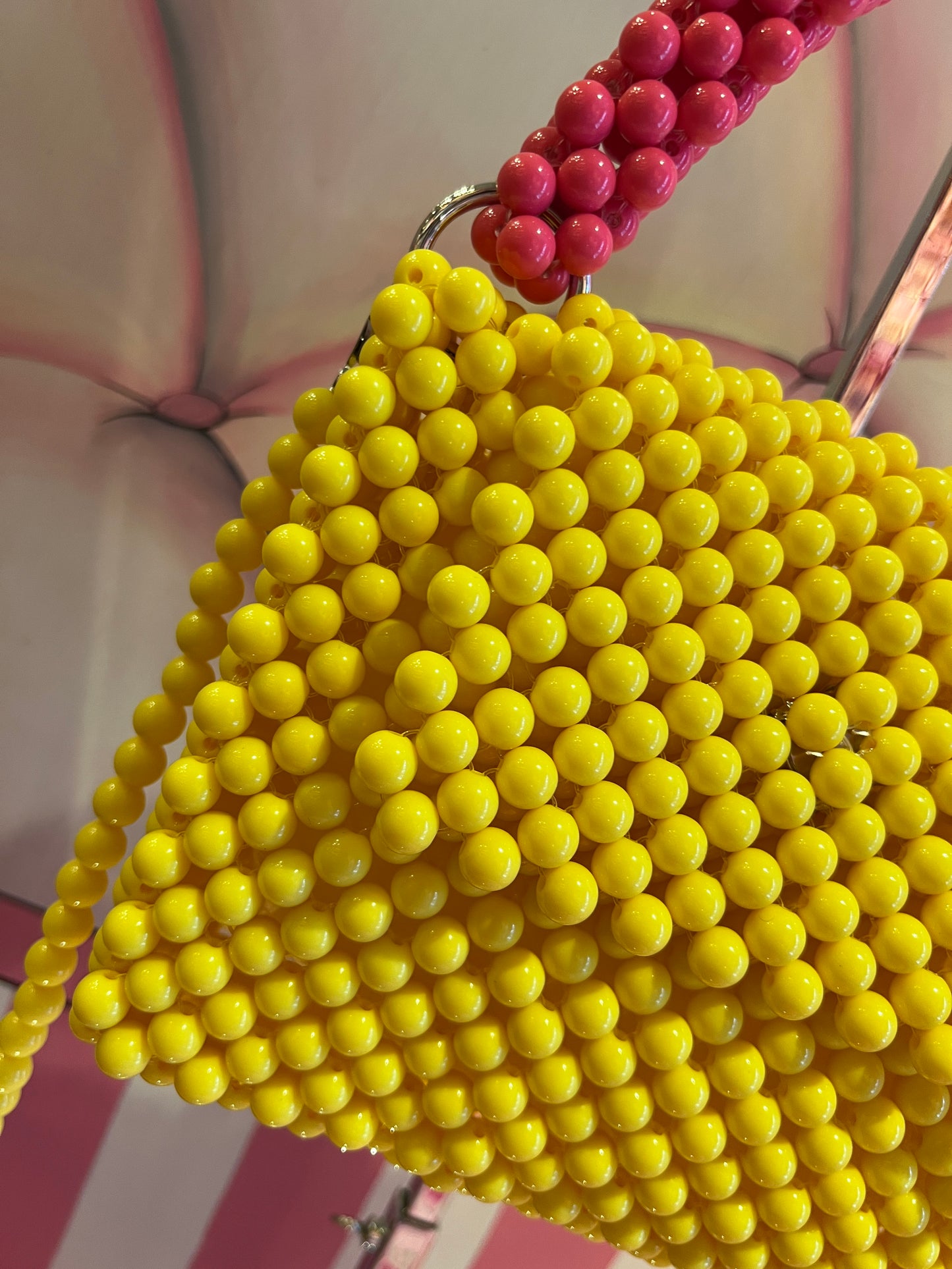 Borsa con pattina bicolore perle resina fucsia/ giallo e tracolla