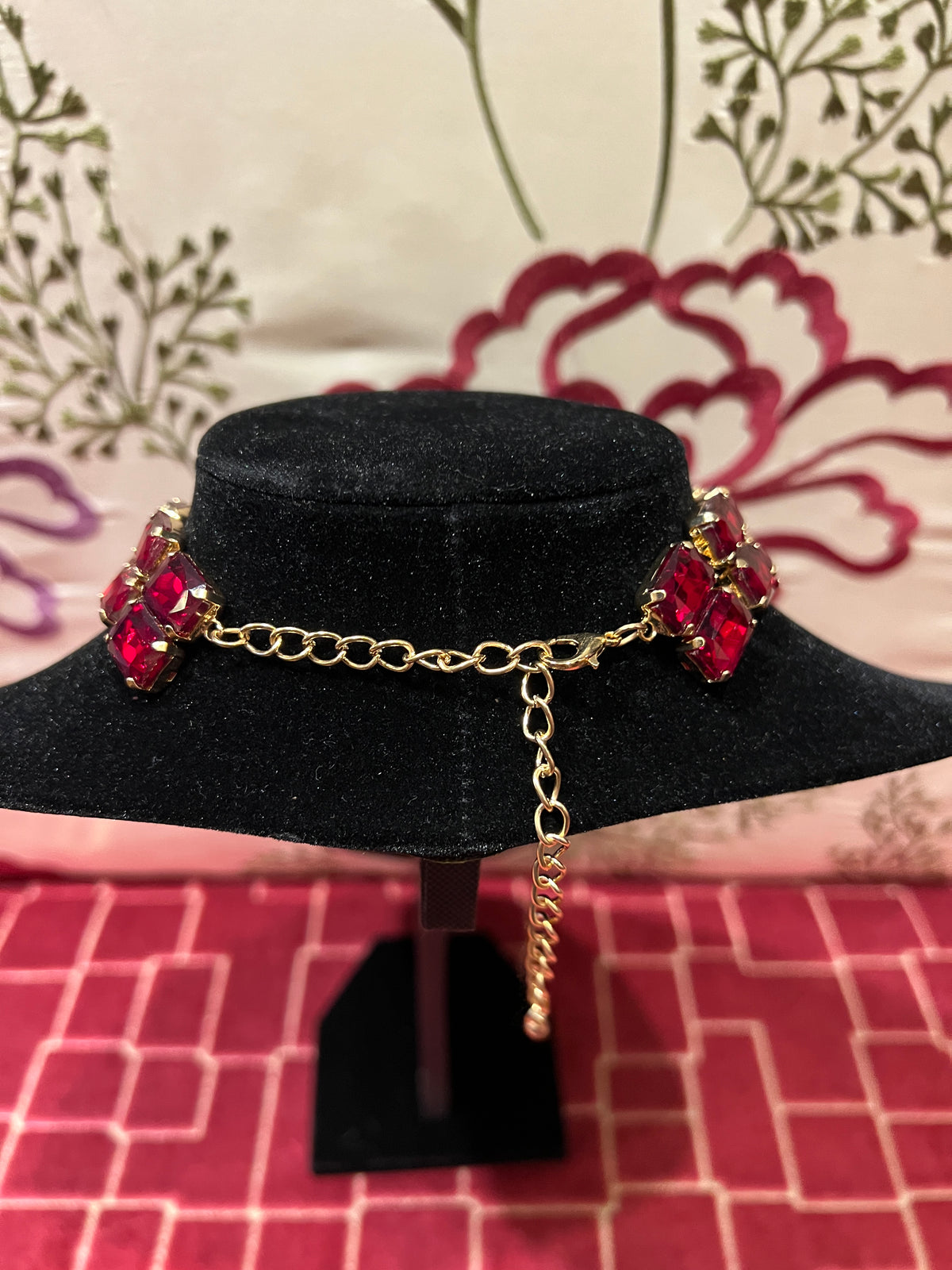 Collana girocollo a due fili di zirconi rossi con croce rossa