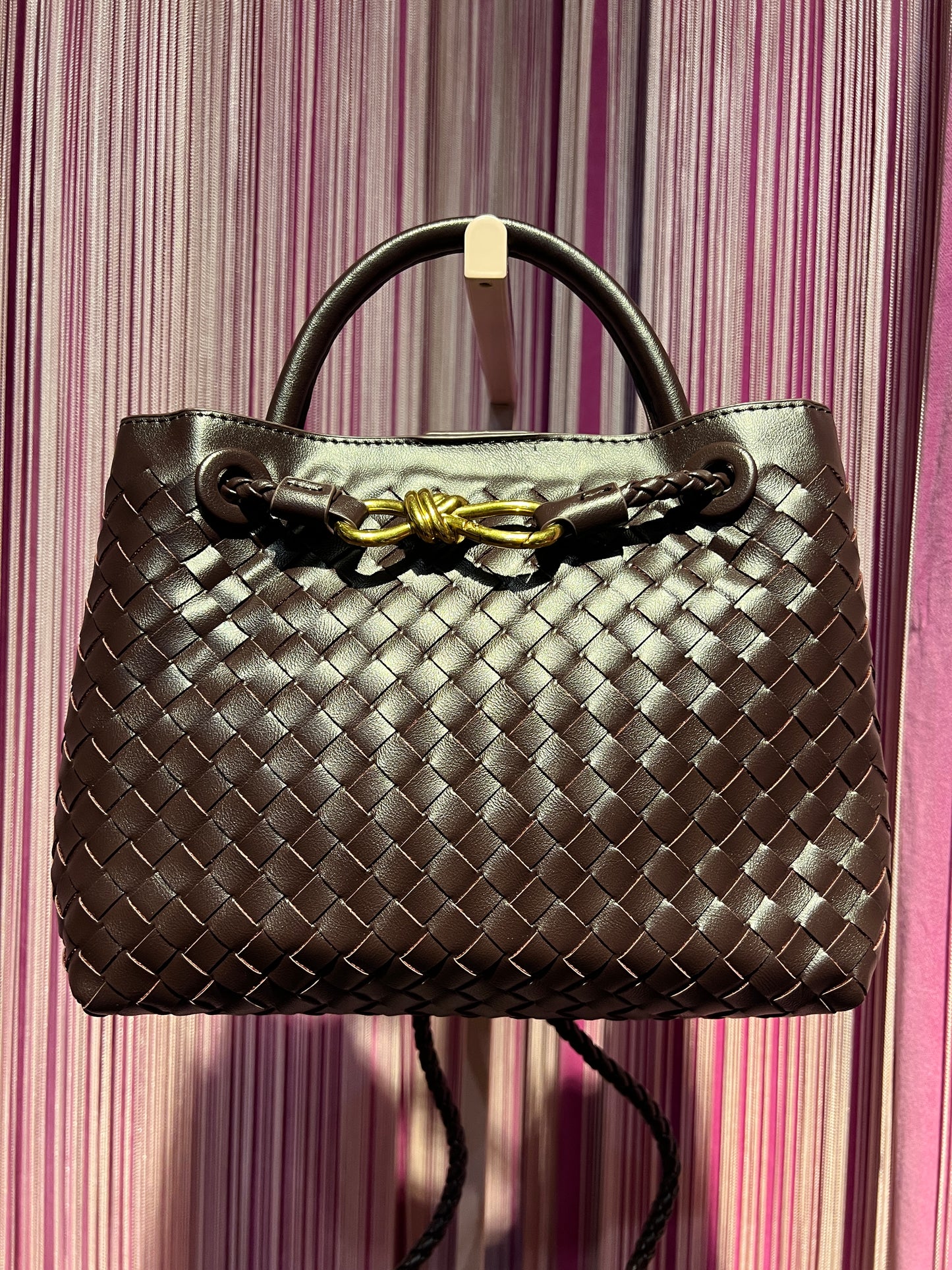 Borsa ecopelle cioccolato con lavorazione ad intreccio e tracolla