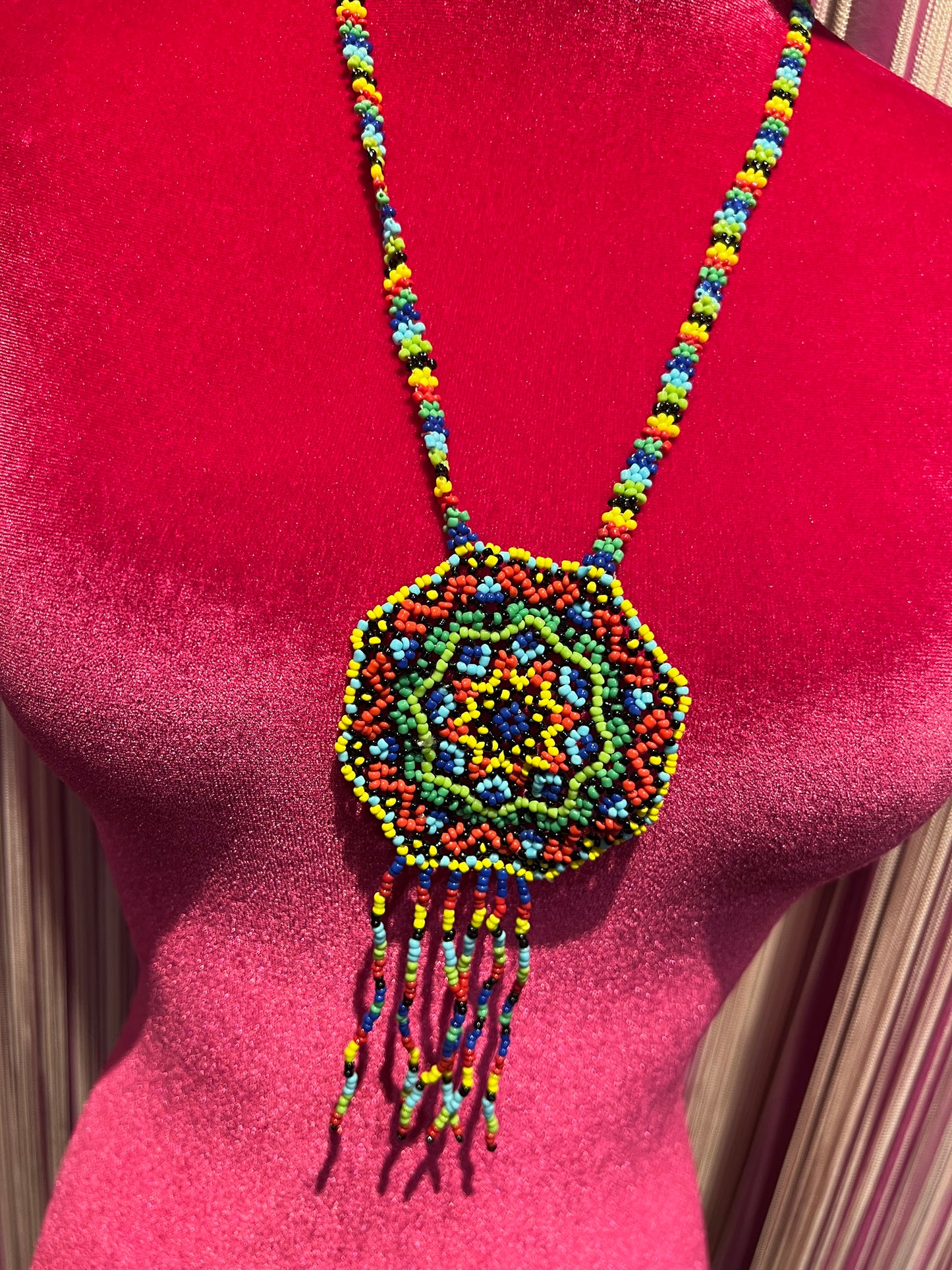 Collana lunga perline multicolor verde azzurro rosso con centrale perline