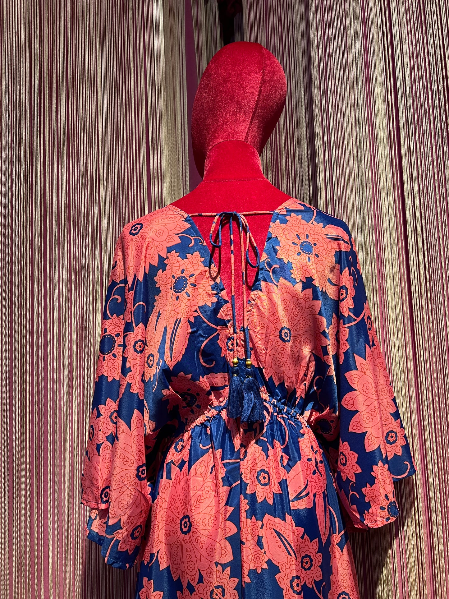 Mon amour Paris abito lungo con balze in seta scollato fantasia floreale azzurro e rosa