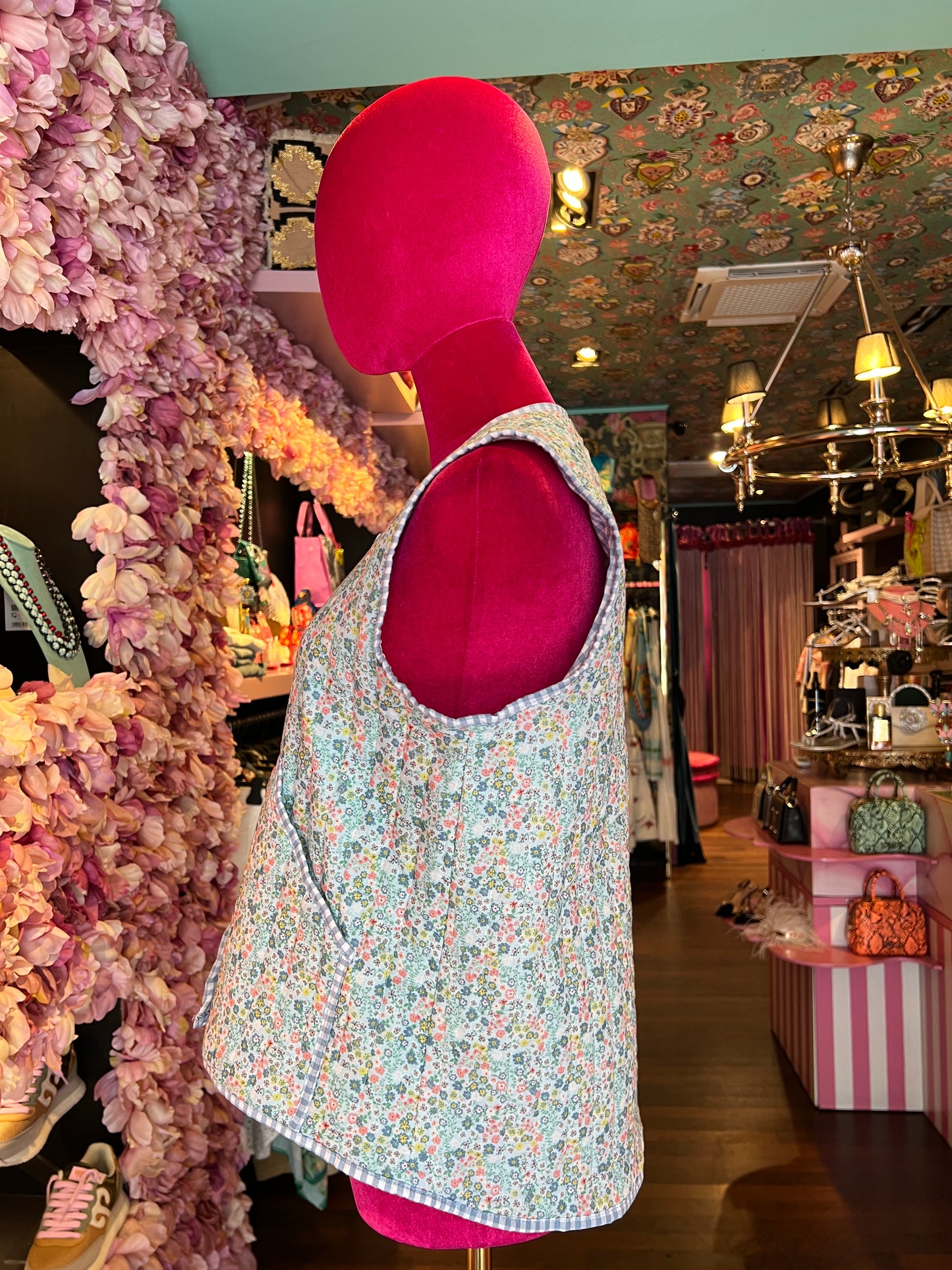Mon amour Paris gilet cotone fantasia floreale su fondo celeste con interno e profili fantasia vichy