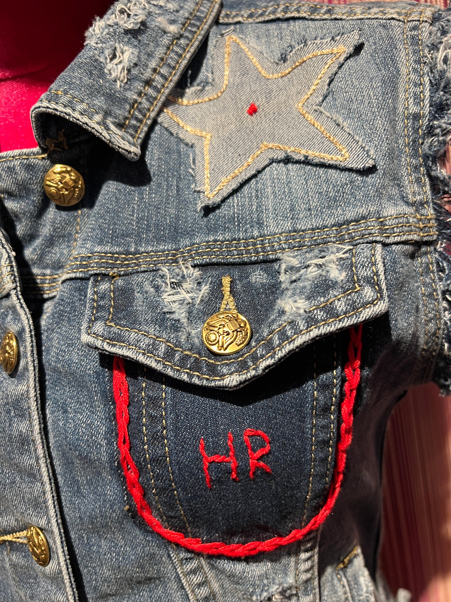 History Repeats gilet jeans con applicazione stelle e cuori scritta dietro Vogue