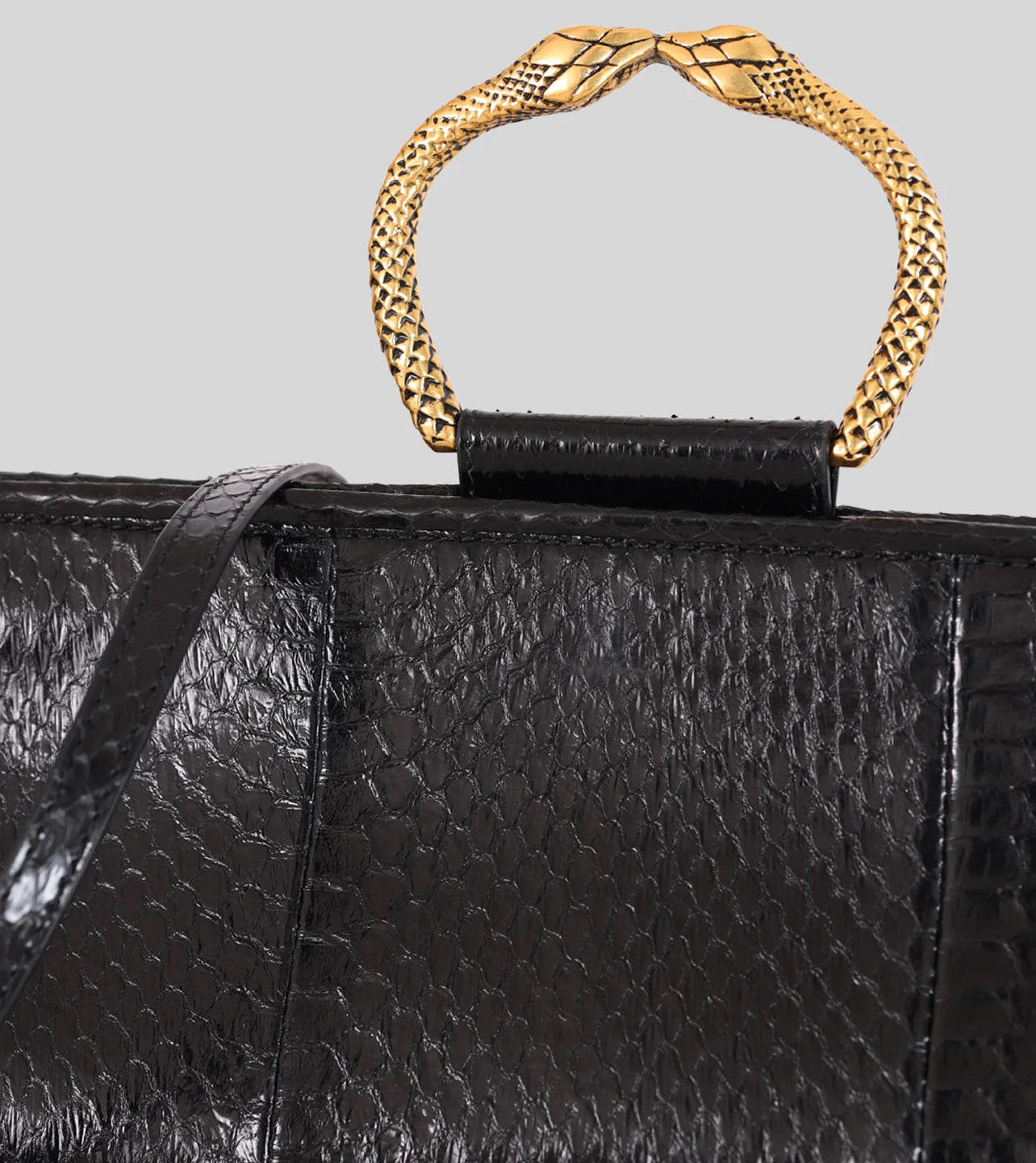 Tramontano clutch in pelle di serpente nera con bracciale in ottone e tracollina removibile