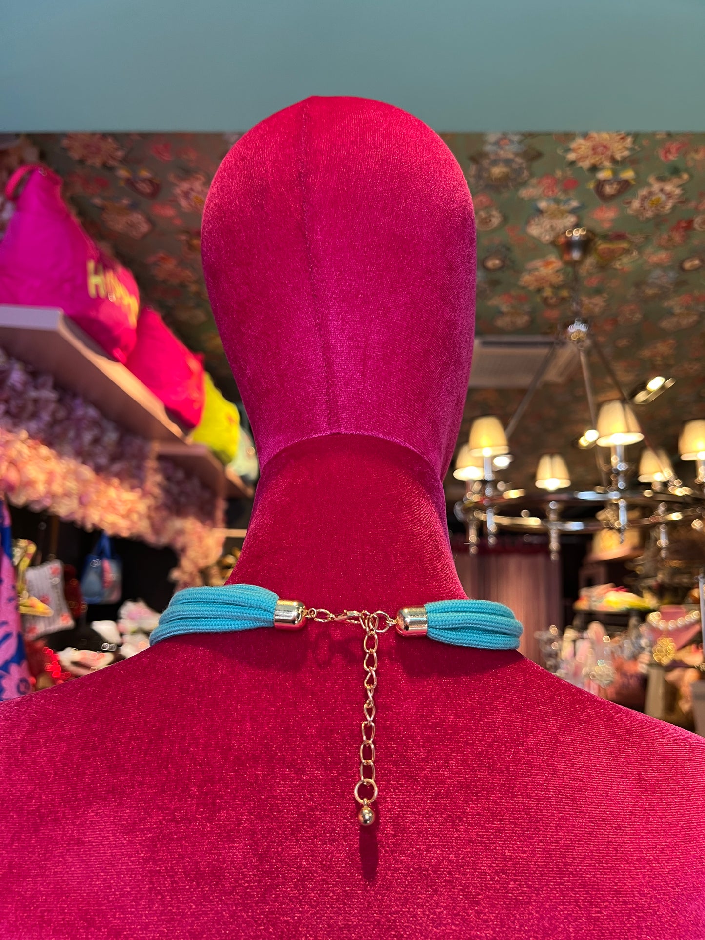 Collana girocollo cordino turchese con corno e coralli