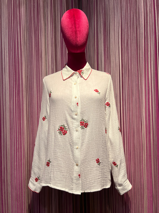 Mon amour Paris camicia cotone bianca con ricami floreali rossi e verdi a punto croce