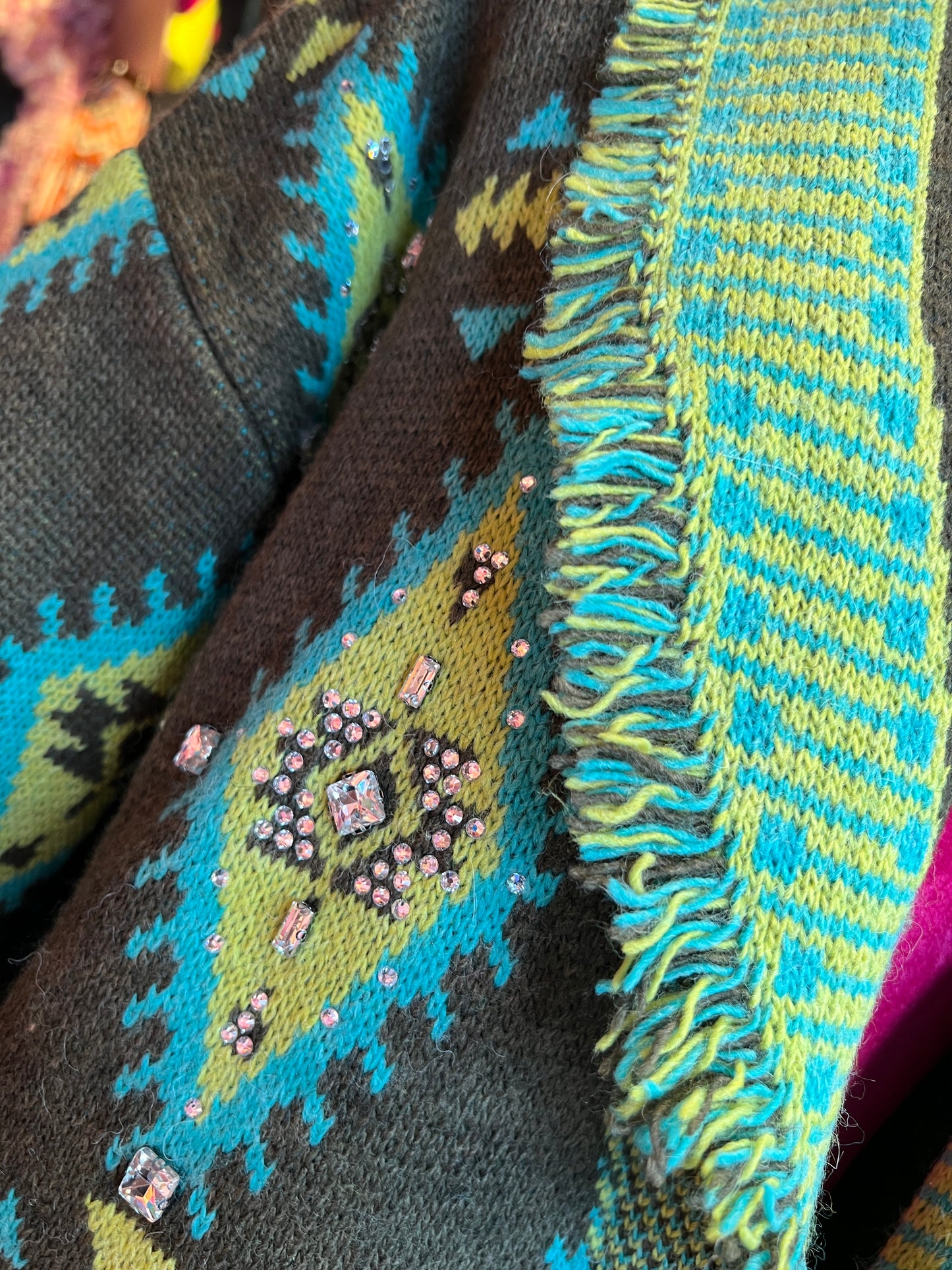 Colour market cardigan jacquard con cinta turchese, strass e frange verde militare e turchese