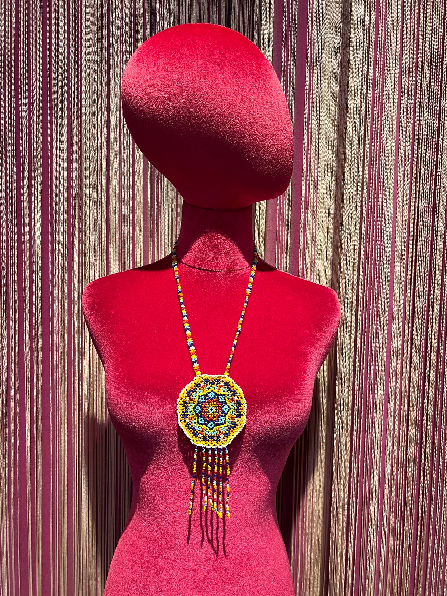 Collana lunga perline multicolor bianco giallo arancio blu con centrale perline