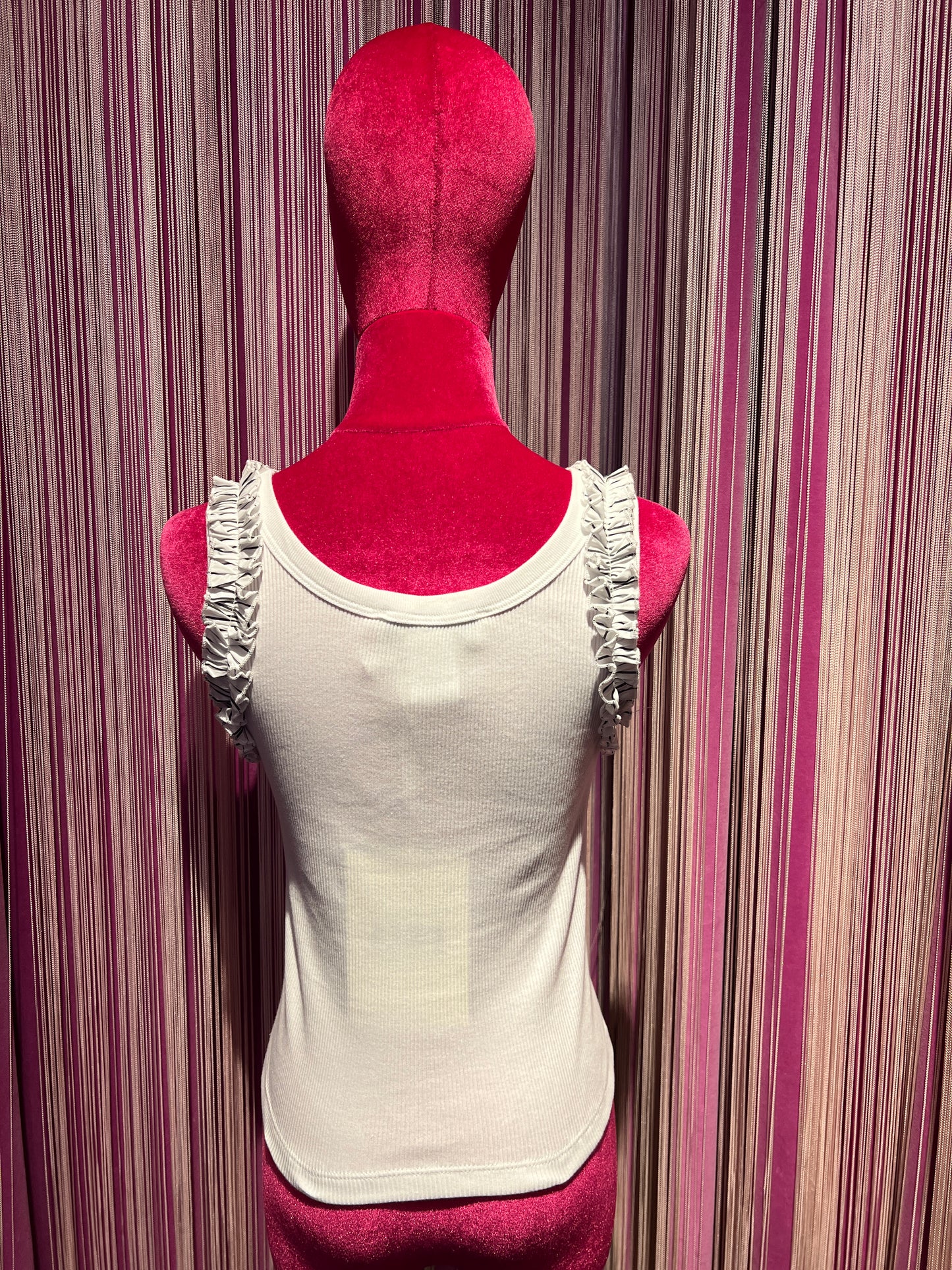 Gina Gorgeous canotta cotone costine bianca con volant e cuore con scritta Swarovski Tarquinia
