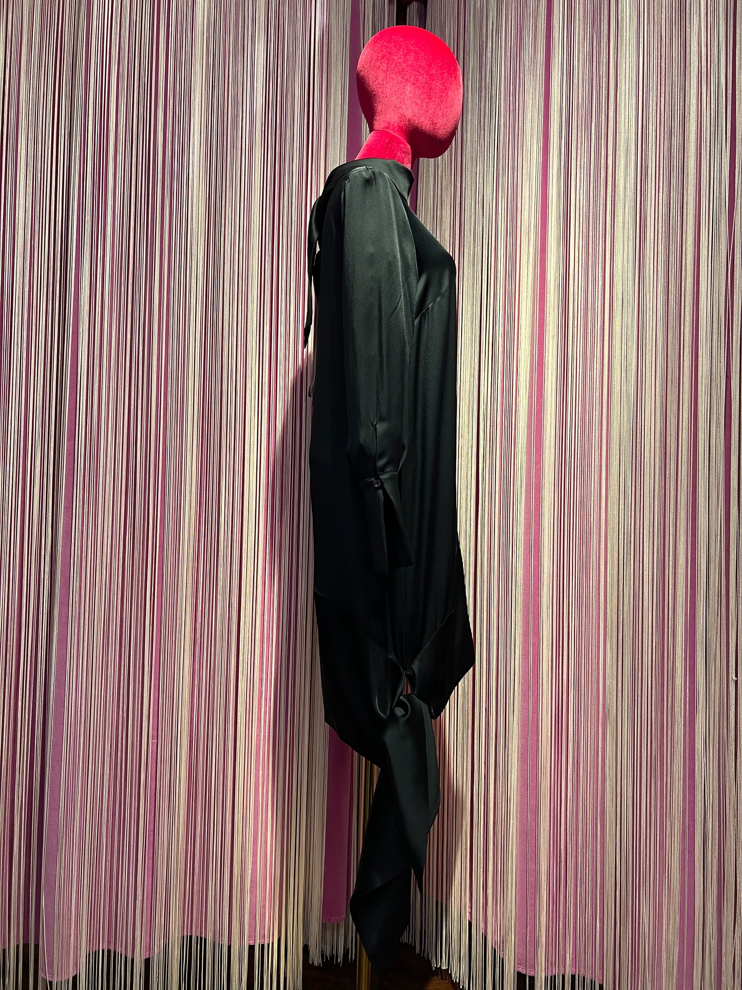 Semicouture abito blu notte in satin asimmetrico con nodo laterale e collo con foulard