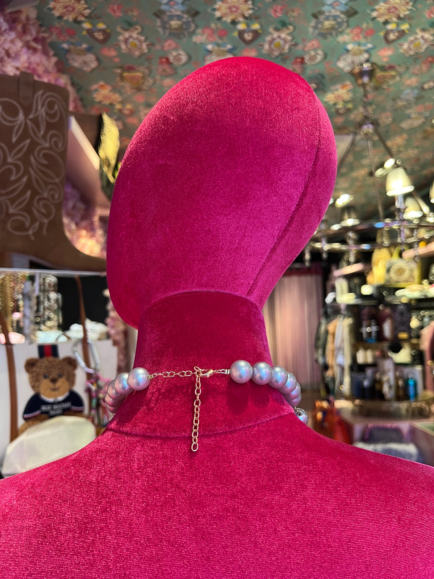 Choker a tre fili con farfalle bronzo placcato oro e plexiglas grigio perla
