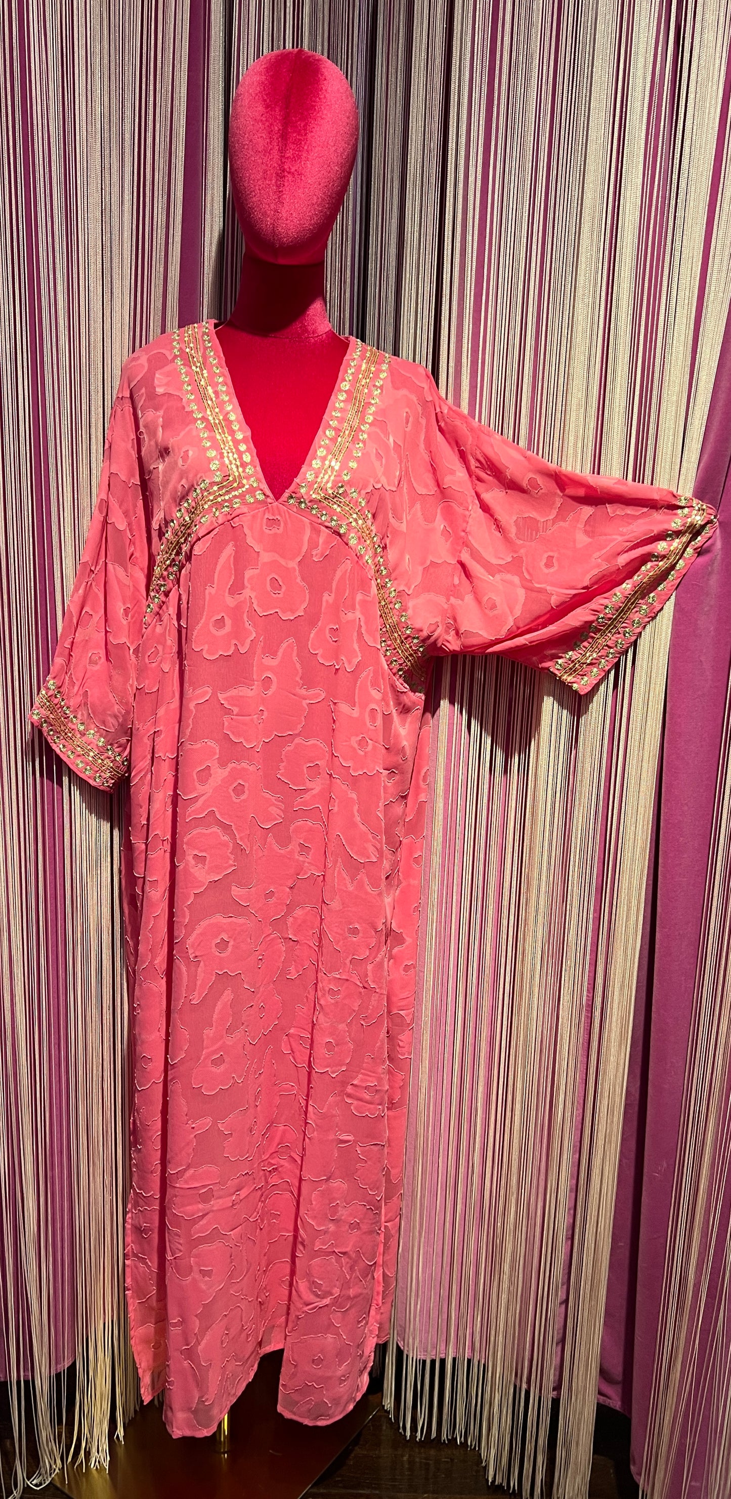 Wild abito/kaftano lungo rosa con applicazioni micro paillettes Justine