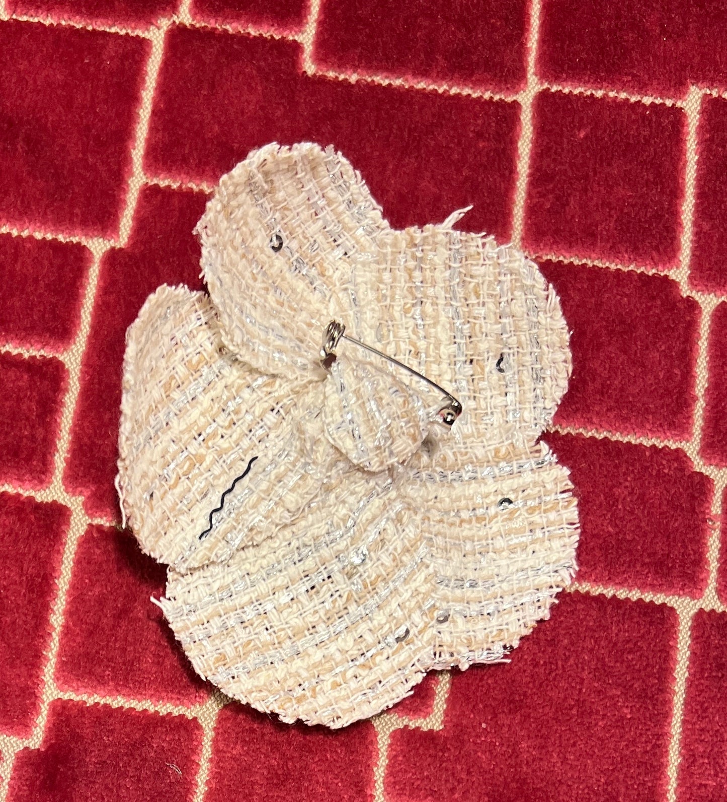 Mouche spilla tessuto tweed panna e argento