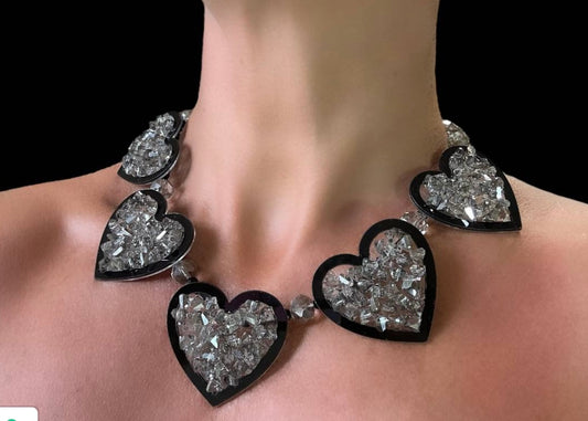 Sereku collana in cristallo grigio con cuori neri con strass decorati in cristallo