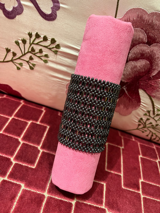 Manuela Ajo creazioni bracciale in maglia metallica di perline grigio scuro con chiusura magnetica