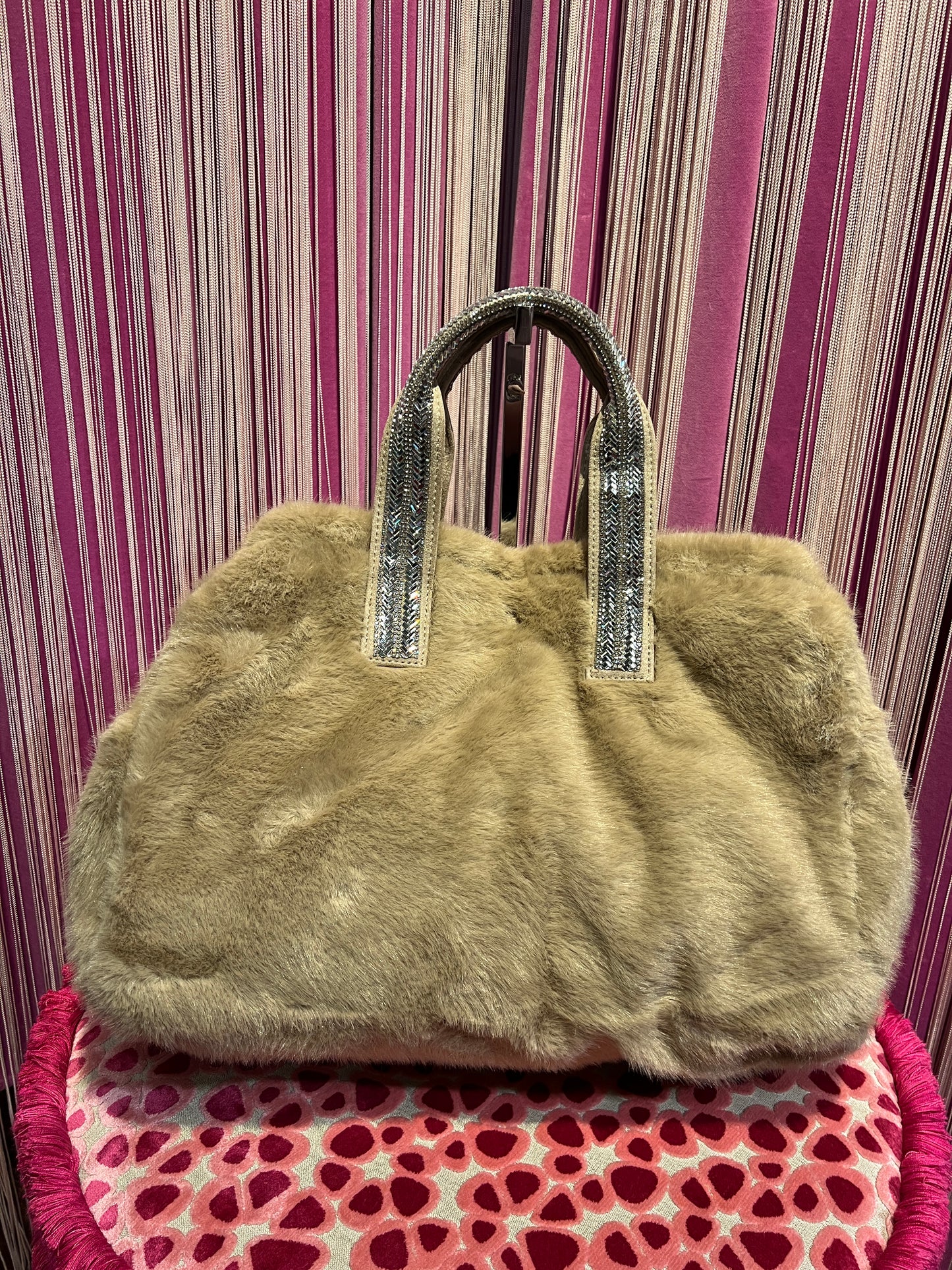 Borsa ecopelliccia beige due manici con Swarovski e pochette