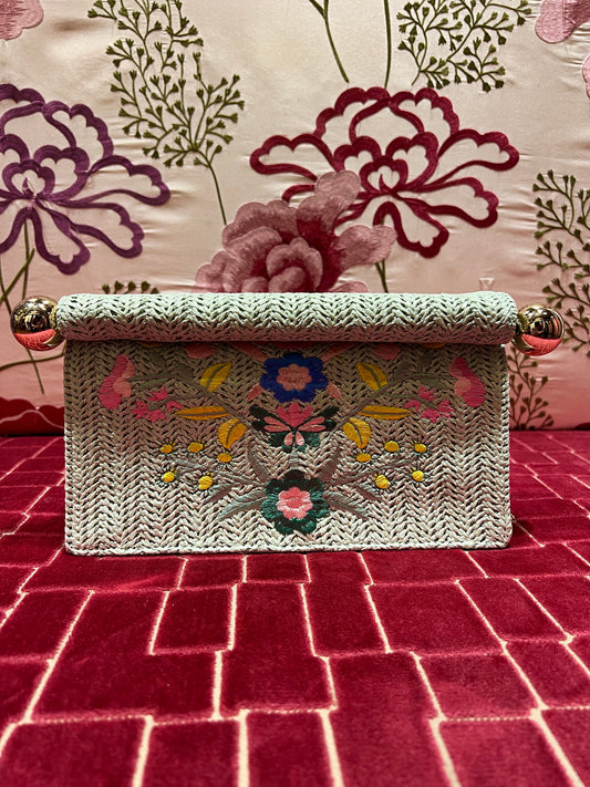 Borsa con tracolla in rafia ed ecopelle, ricami floreali e chiusura magnetica, colore verde acqua