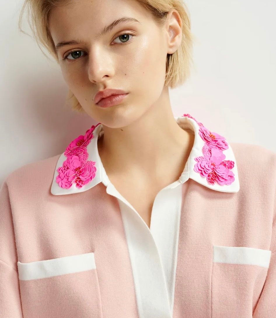 Essentiel antwerp polo rosa con colletto bianco con applicazioni paillettes fucsia