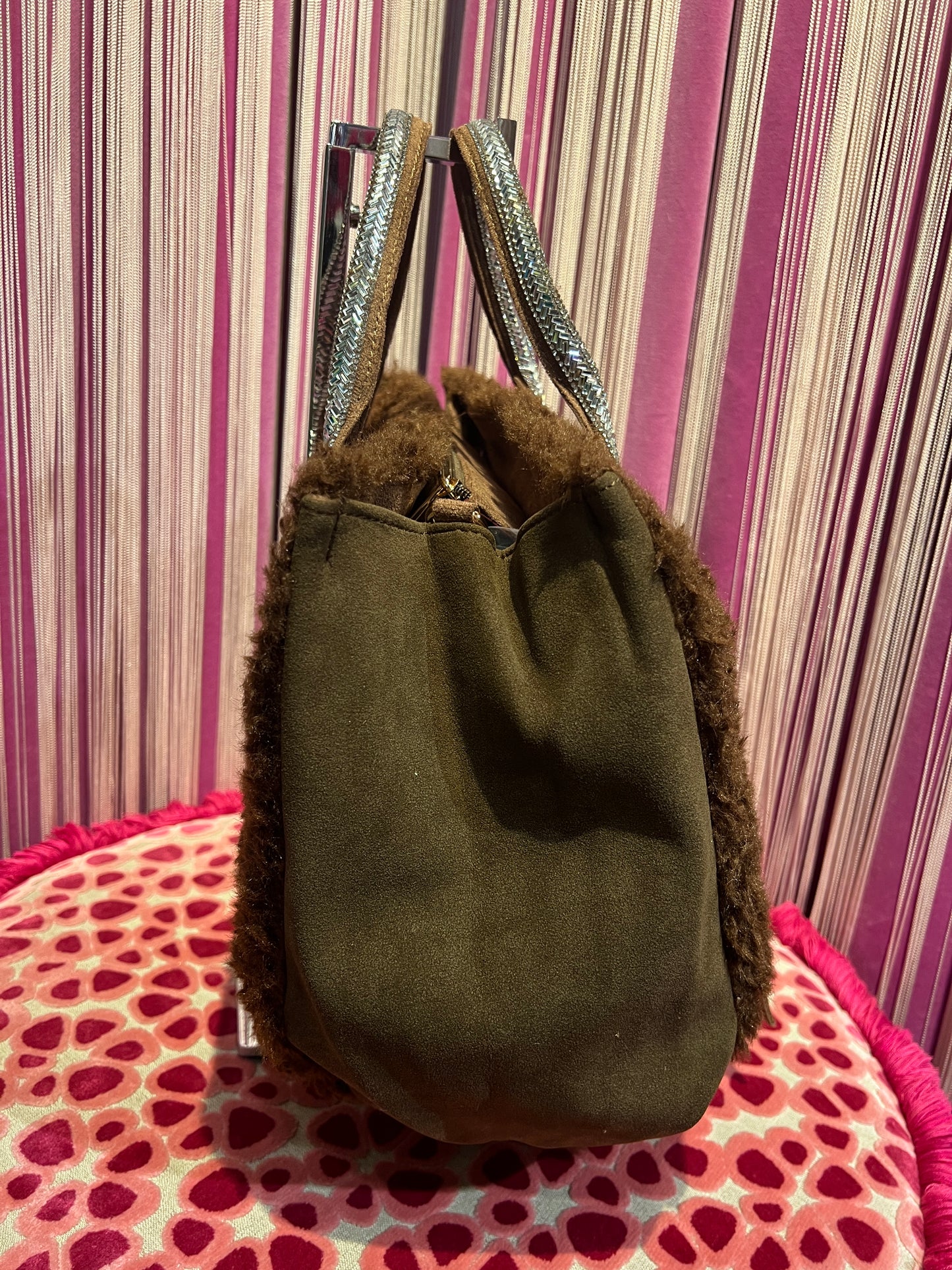 Borsa ecopelliccia astrakan cioccolato due manici Swarovski con tracolla