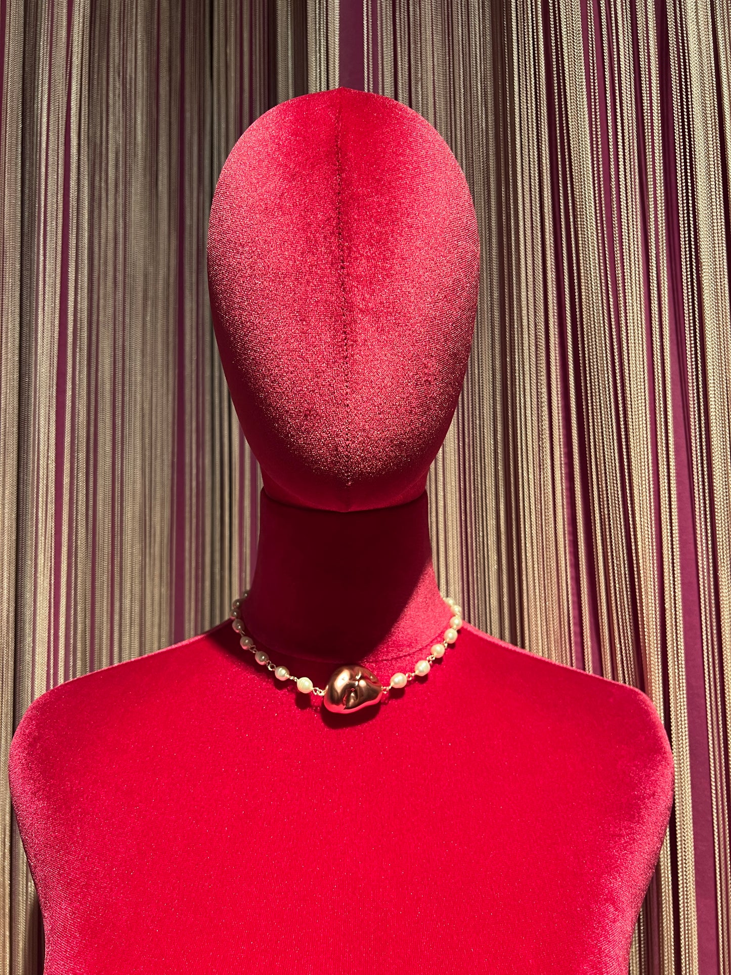 Marina Fossati choker perle fiume ciondolo resina rosa pepita marina