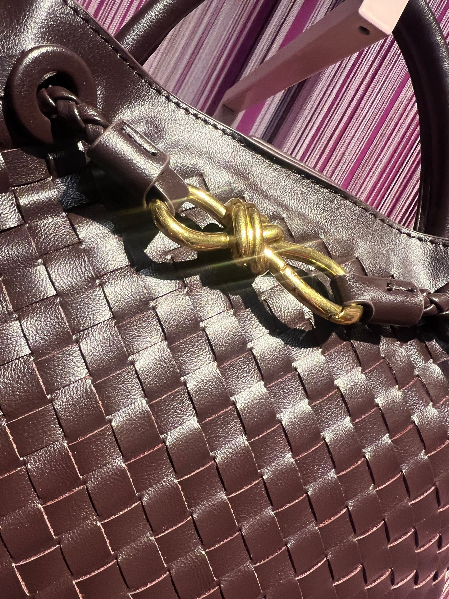Borsa ecopelle cioccolato con lavorazione ad intreccio e tracolla