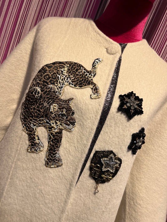 ABpink 🩷cappotto panna sfoderato con frange e sciarpa rimovibile, con patch cristalli e tigri