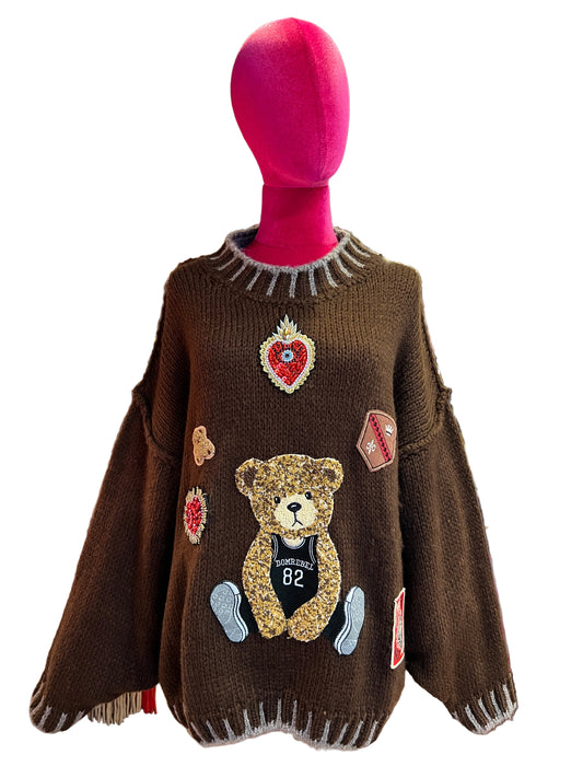 ABpink 🩷 maglia over cioccolato con profili grigi con pacht teddy e cuori sacri perline