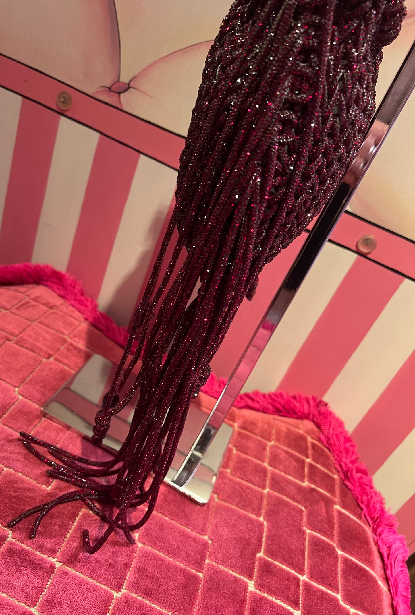 Borsa motivo intrecciato cristalli rosso bordeaux con frange di cristalli