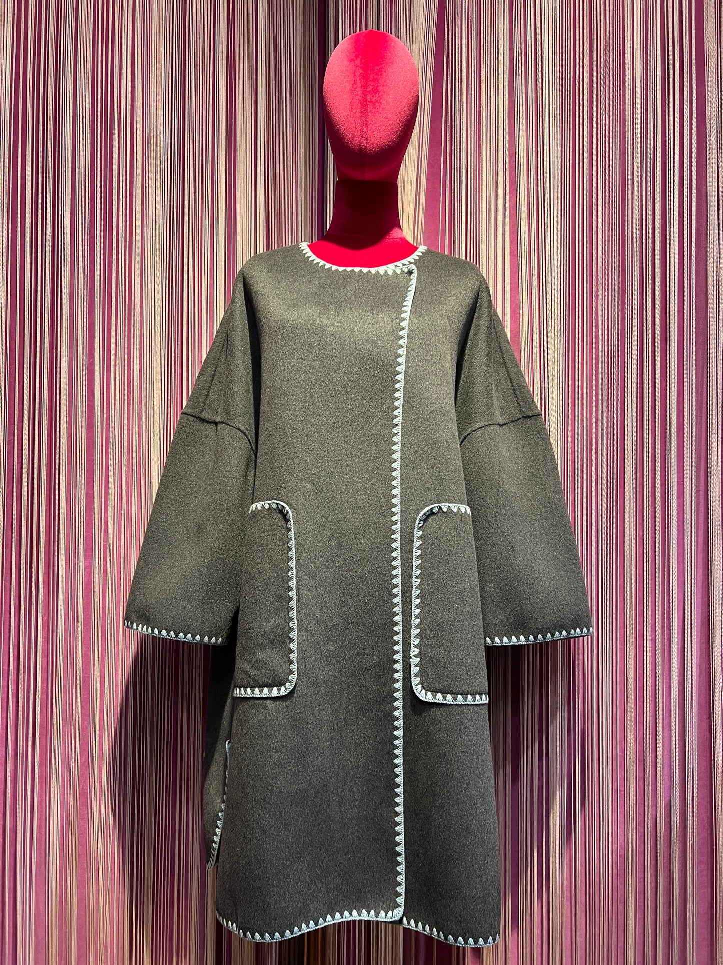 Sincere Paris cappotto con sciarpa rimovibile grigio scuro con bordi rosa e celesti