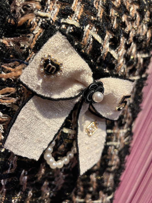 ABpink 🩷 giacca in tweed nera e oro con fiocco panna