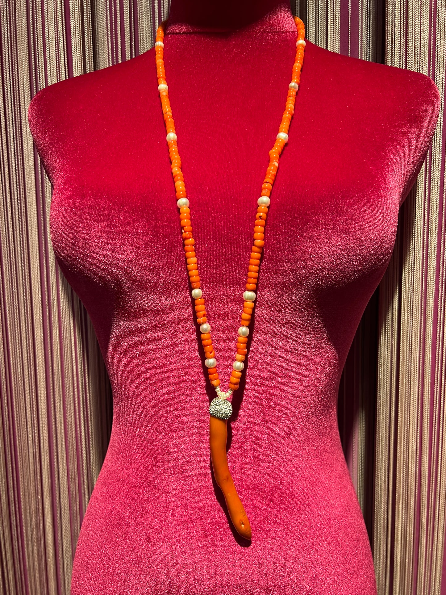 Collana con perle ed elementi cilindrici e corno in pasta di corallo