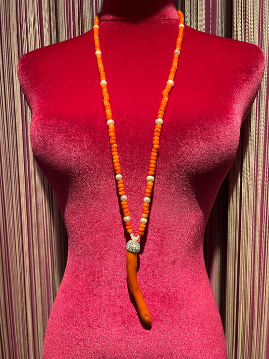 Collana con perle ed elementi cilindrici e corno in pasta di corallo