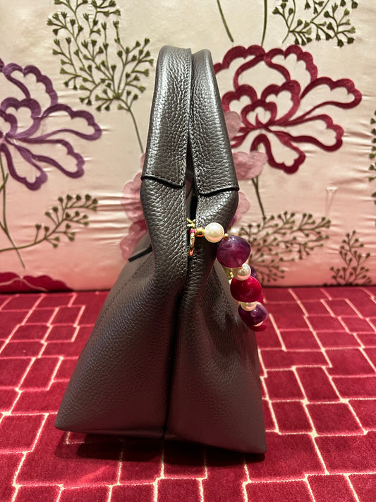 Borsa pelle marrone con tracolla perle e pietre colorate , pochette nera