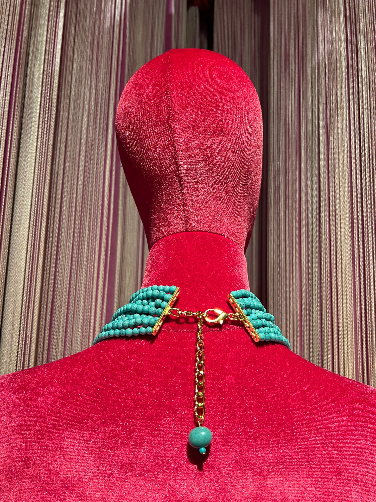 Choker multifili turchesi con stelle