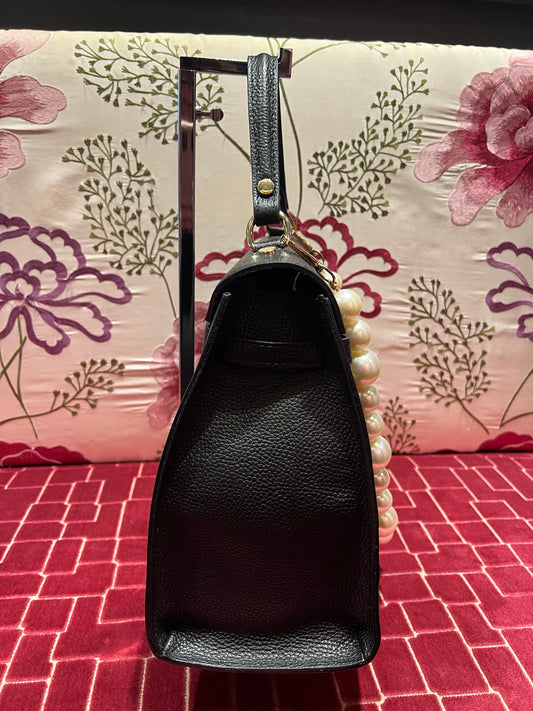 Borsa pelle nera con perle e tracolla