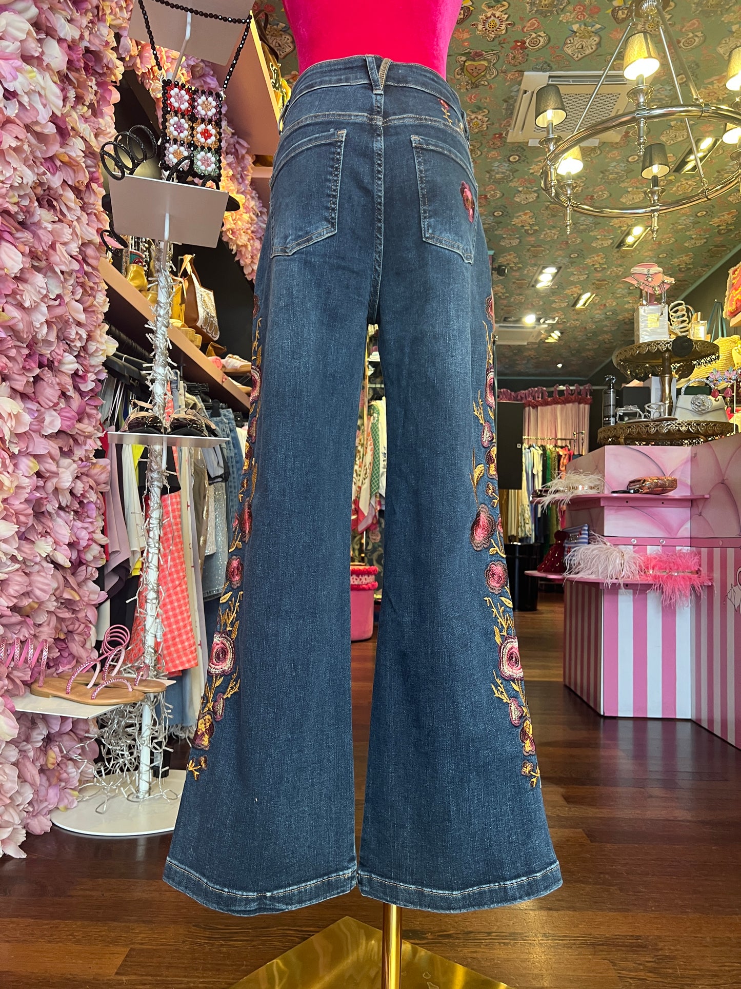 Mon amour Paris jeans a zampa in denim molto elasticizzato con ricami floreali