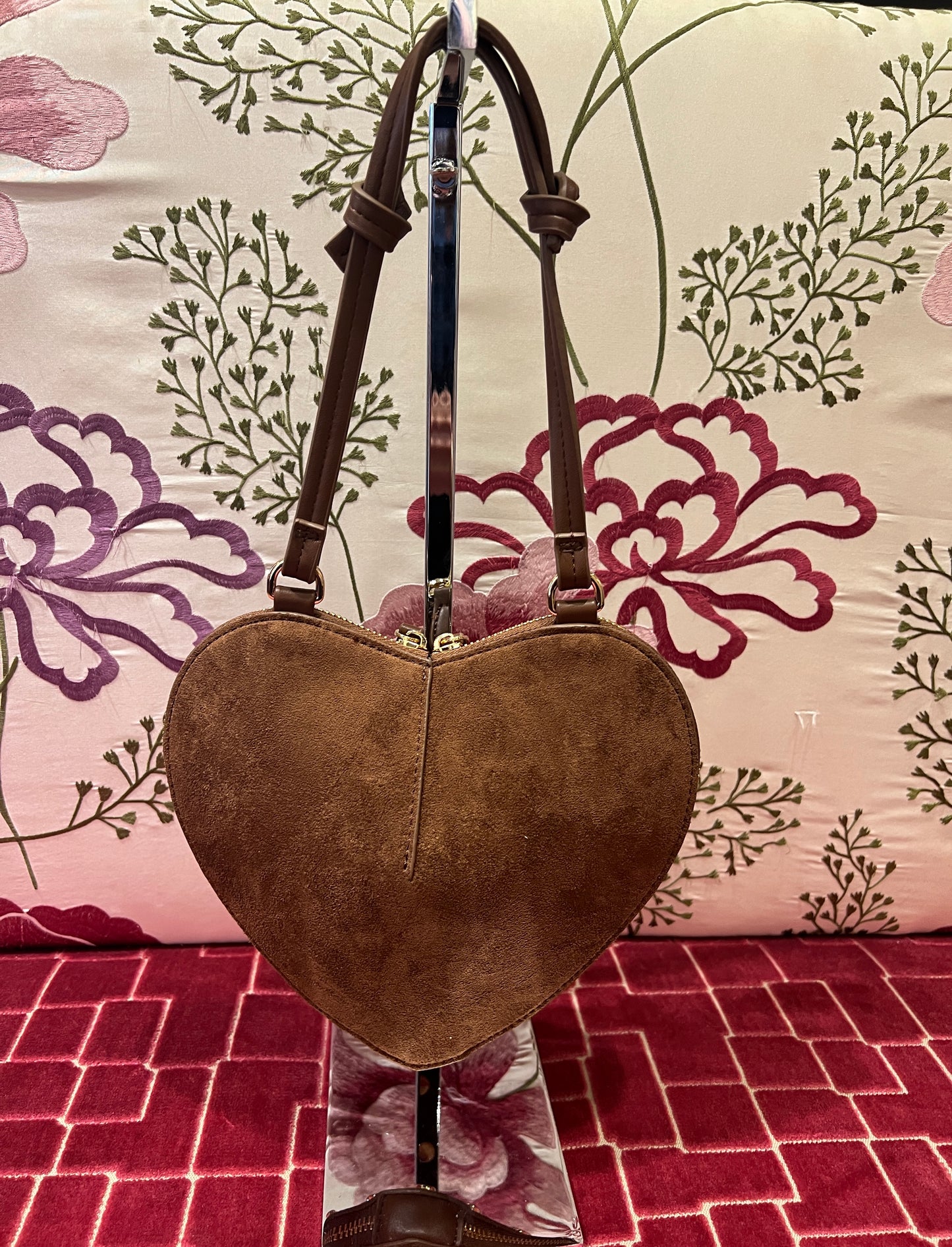 Borsa a forma di cuore con borchie scamosciata con tracolla marrone chiaro