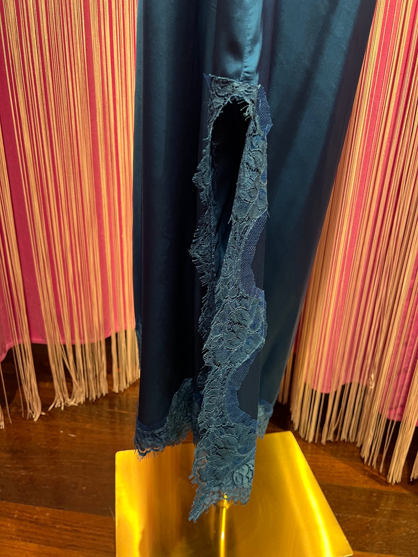 Pink memories abito sottoveste con pizzo e spacco laterale avion