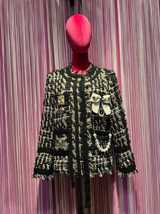 ABpink 🩷 giacca in tweed nera e oro con fiocco panna