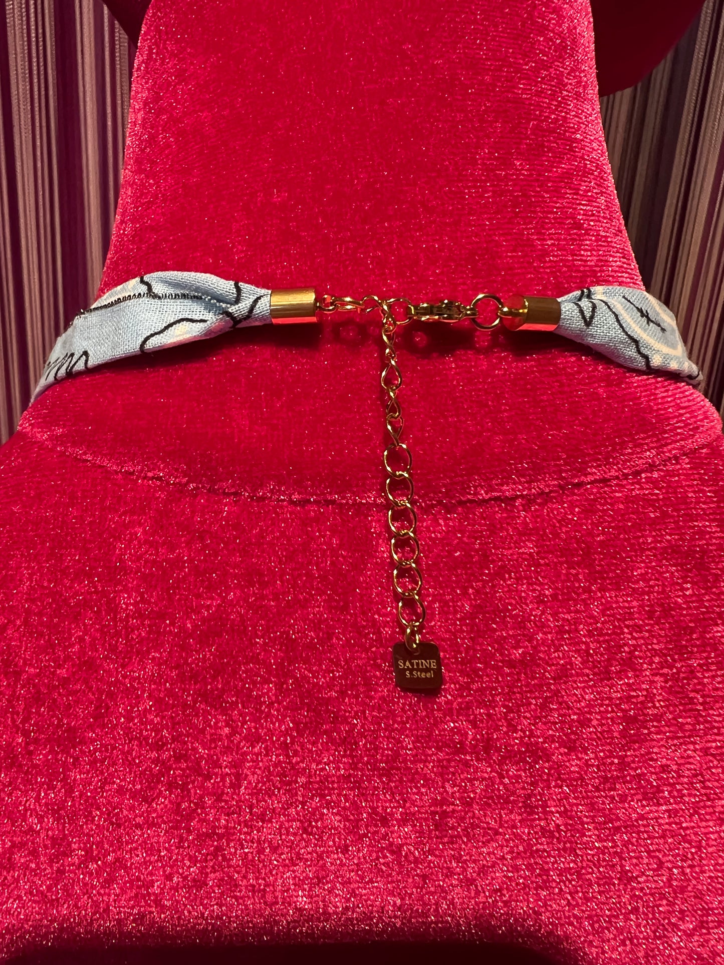 Collana charms montati su tessuto stampa bandana celeste