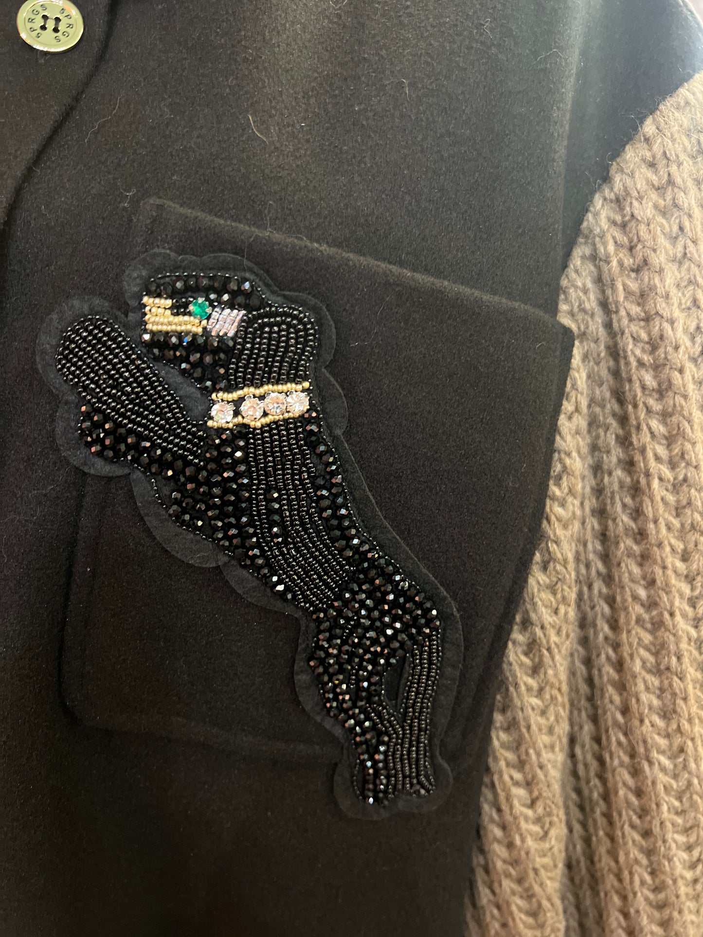 5 Progress cappotto nero con maniche in maglia e patch