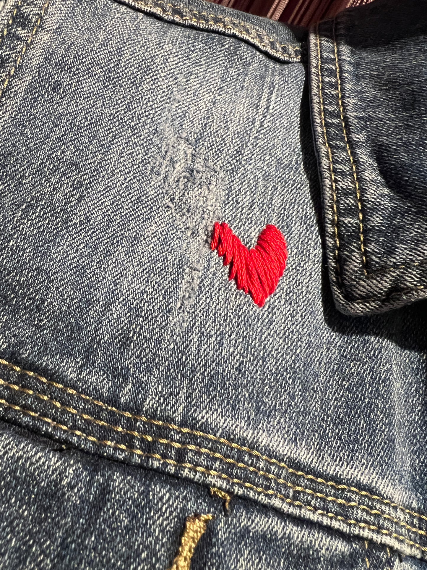 History Repeats gilet jeans con applicazione stelle e cuori scritta dietro Vogue