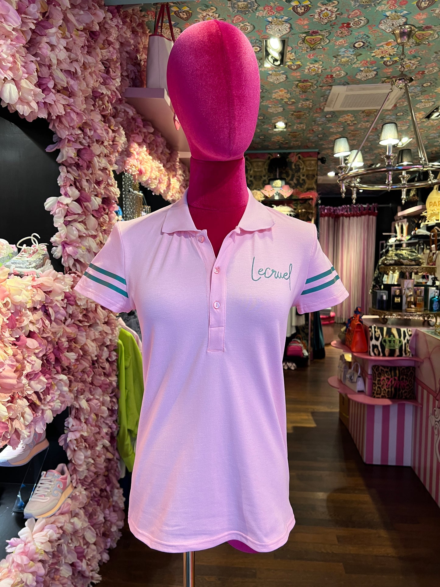 Le Cruel -50% di sconto polo nido d’ape rosa scritta logo verde dietro con disegno racchette e fiori