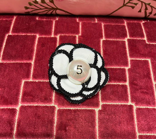Spilla camelia fondo bianco con perla centrale numero 5