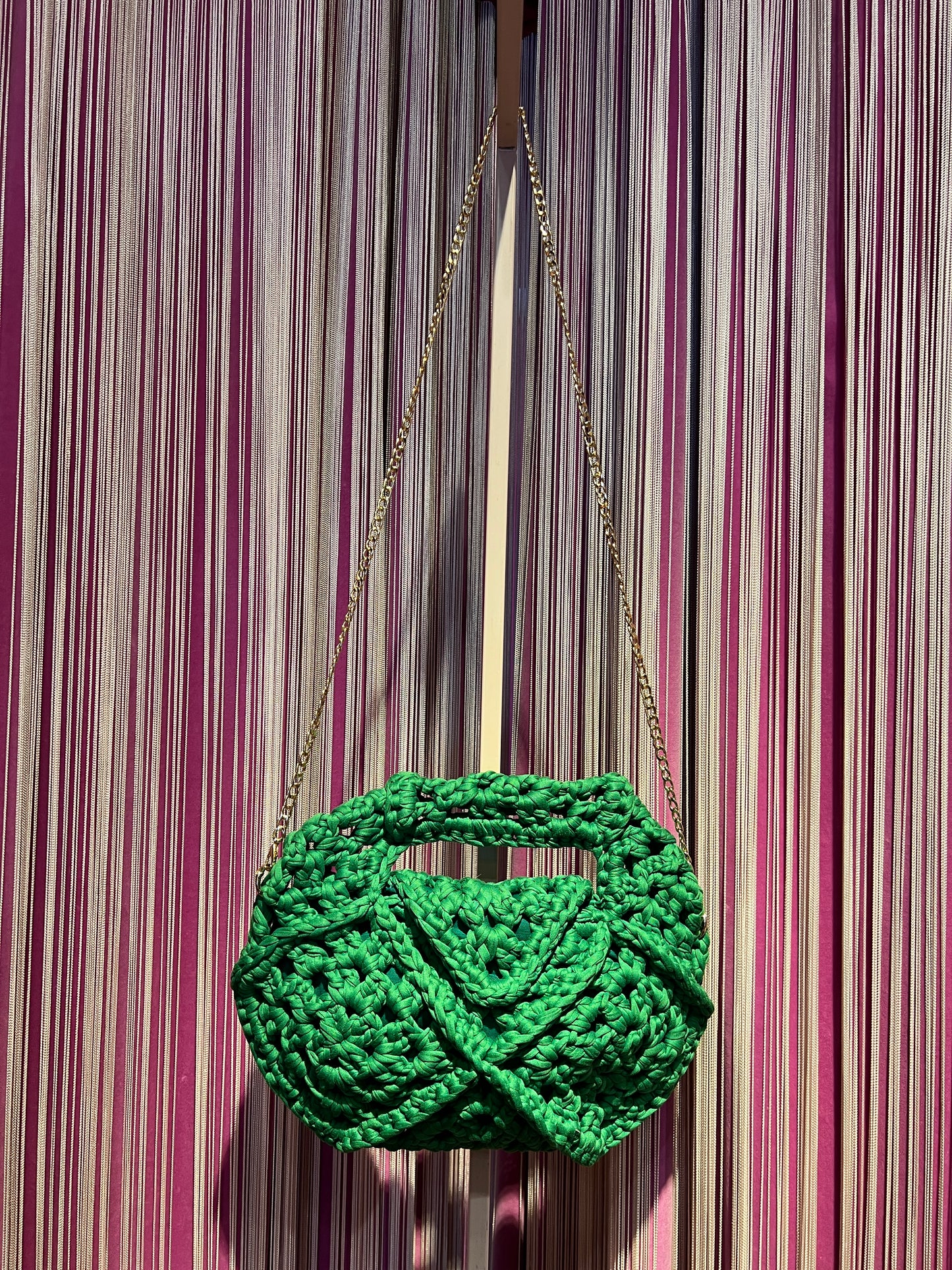 Borsa verde crochet in fettuccia, foderata e tracolla