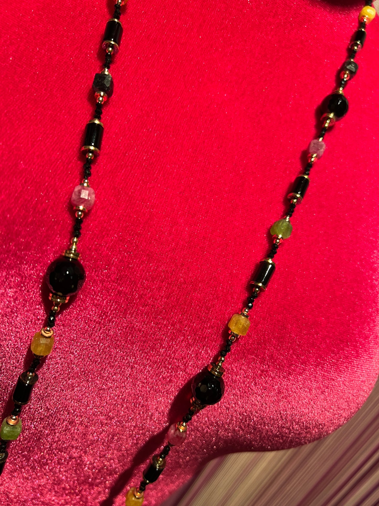 Collana pietre dure con sfere sfaccettate ed elementi cilindrici neri , elementi cubici verde giada , gialli e rosa scuro